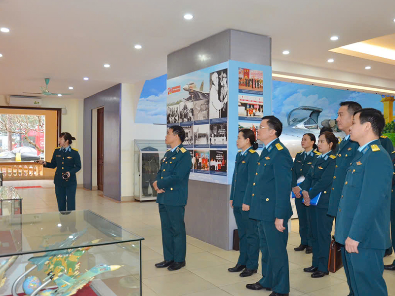 Cục Chính trị duyệt Triển lãm chuyên đề “Những cánh bay giữ trời Tổ quốc”