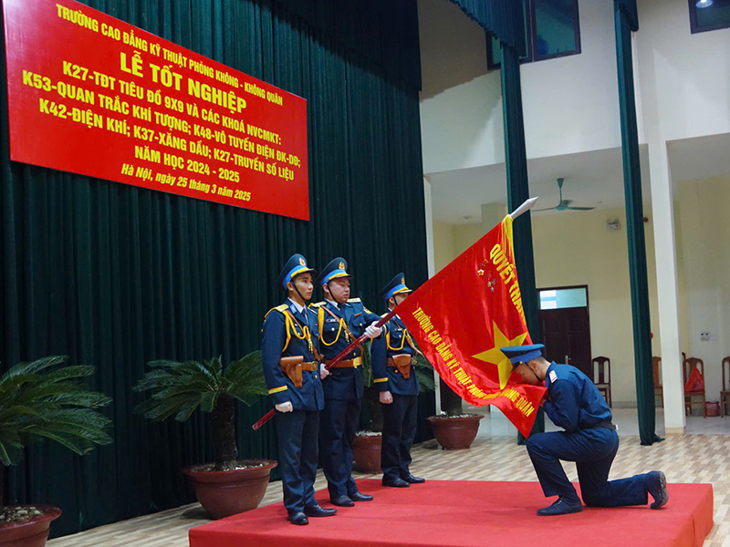Trường Cao đẳng Kỹ thuật Phòng không - Không quân tổ chức Lễ tốt nghiệp các khóa ra trường năm học 2024-2025