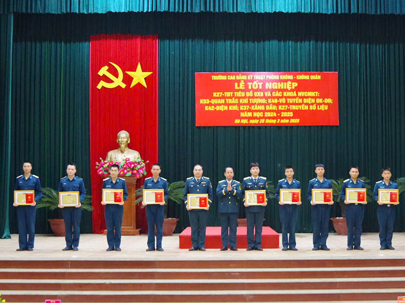 Trường Cao đẳng Kỹ thuật Phòng không - Không quân tổ chức Lễ tốt nghiệp các khóa ra trường năm học 2024-2025