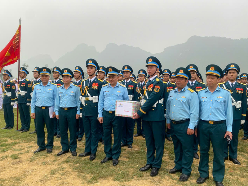 Quân chủng Phòng không - Không quân thăm, động viên, tặng quà lực lượng tham gia diễu binh, diễu hành trong Lễ kỷ niệm 50 năm Ngày giải phóng Miền Nam, thống nhất đất nước
