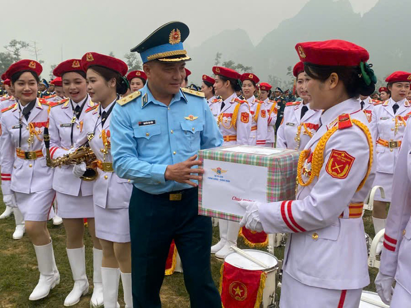 Quân chủng Phòng không - Không quân thăm, động viên, tặng quà lực lượng tham gia diễu binh, diễu hành trong Lễ kỷ niệm 50 năm Ngày giải phóng Miền Nam, thống nhất đất nước
