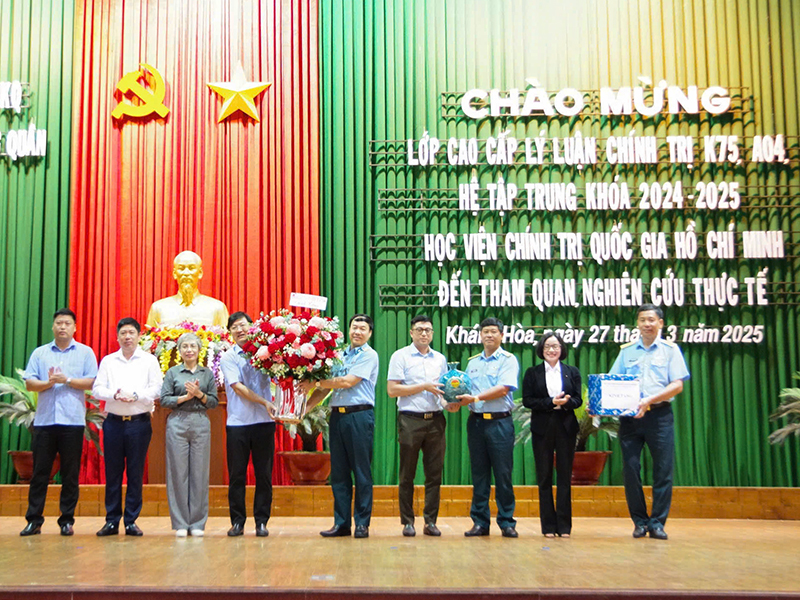 Lớp Cao cấp Lý luận chính trị K75, A04, hệ tập trung khóa 2024-2025, Học viện Chính trị Quốc gia Hồ Chí Minh tham quan, nghiên cứu thực tế tại Trường Sĩ quan Không quân