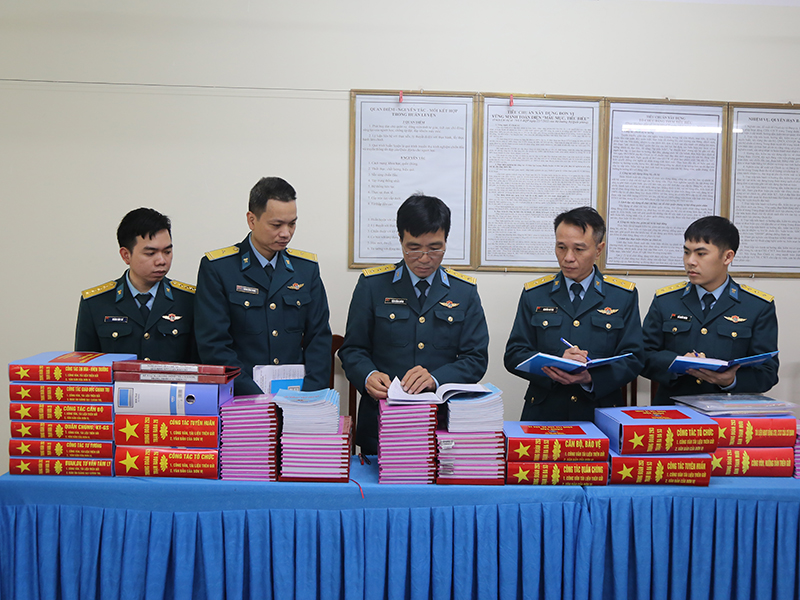 Quân chủng Phòng không - Không quân kiểm tra công tác cải cách hành chính, chuyển đổi số và sau 1 tháng ra quân huấn luyện, huấn luyện chiến sĩ mới tại Sư đoàn 363, Sư đoàn 365 và Sư đoàn 361