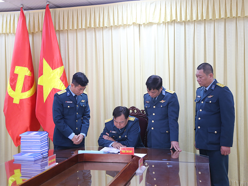 Quân chủng Phòng không - Không quân kiểm tra công tác cải cách hành chính, chuyển đổi số và sau 1 tháng ra quân huấn luyện, huấn luyện chiến sĩ mới tại Sư đoàn 363, Sư đoàn 365 và Sư đoàn 361