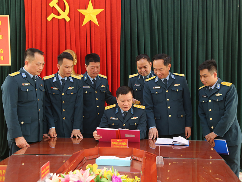 Quân chủng Phòng không - Không quân kiểm tra công tác cải cách hành chính, chuyển đổi số và sau 1 tháng ra quân huấn luyện, huấn luyện chiến sĩ mới tại Sư đoàn 363, Sư đoàn 365 và Sư đoàn 361