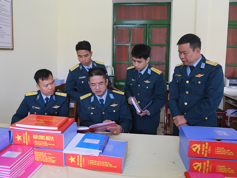 Quân chủng Phòng không - Không quân kiểm tra công tác cải cách hành chính, chuyển đổi số và sau 1 tháng ra quân huấn luyện, huấn luyện chiến sĩ mới tại Sư đoàn 363, Sư đoàn 365 và Sư đoàn 361