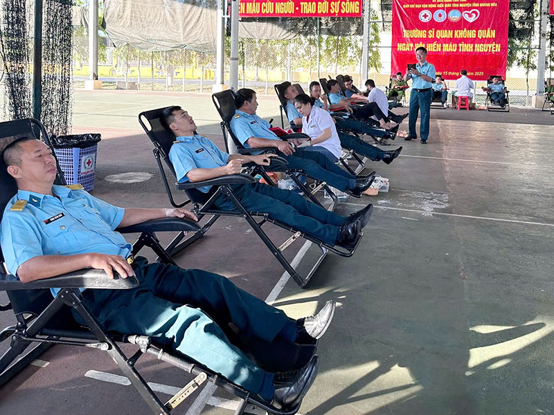 Tuổi trẻ Trường Sĩ quan Không quân hiến tặng 348 đơn vị máu khỏe