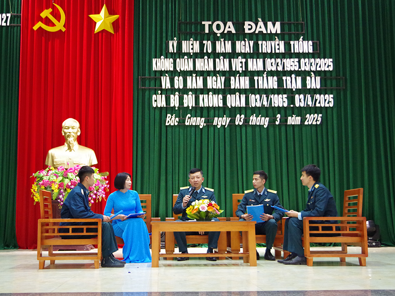 Trung đoàn Không quân 927 tổ chức Tọa đàm kỷ niệm 70 năm Ngày truyền thống Không quân nhân dân Việt Nam