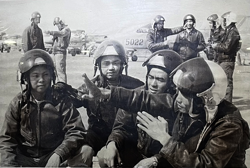 Không quân nhân dân Việt Nam mãi xứng đáng 16 chữ vàng: “Trung thành vô hạn, tiến công kiên quyết, đoàn kết hiệp đồng, lập công tập thể”