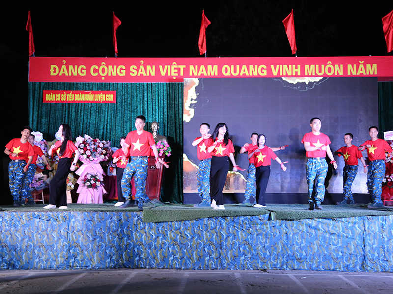 Tiểu đoàn Huấn luyện chiến sĩ mới Sư đoàn 371 tổ chức Chương trình Ga la “Lửa hồng khát vọng”