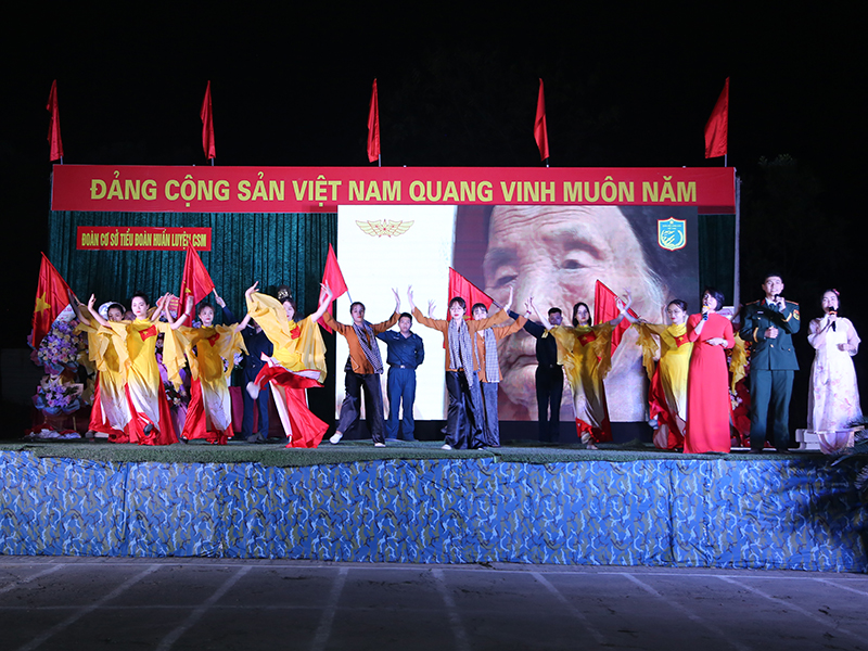Tiểu đoàn Huấn luyện chiến sĩ mới Sư đoàn 371 tổ chức Chương trình Ga la “Lửa hồng khát vọng”