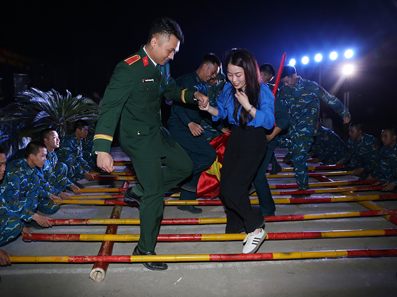 Tiểu đoàn Huấn luyện chiến sĩ mới Sư đoàn 371 tổ chức Chương trình Ga la “Lửa hồng khát vọng”