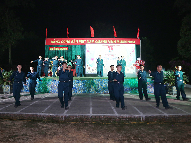 Tiểu đoàn Huấn luyện chiến sĩ mới Sư đoàn 371 tổ chức Chương trình Ga la “Lửa hồng khát vọng”