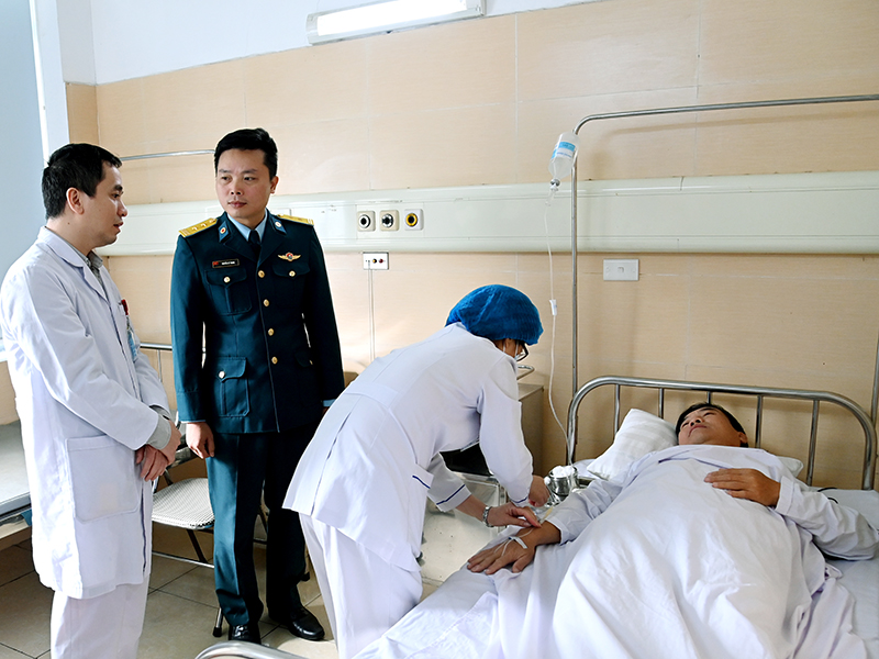 Chủ động chăm sóc sức khỏe của bộ đội và nhân dân