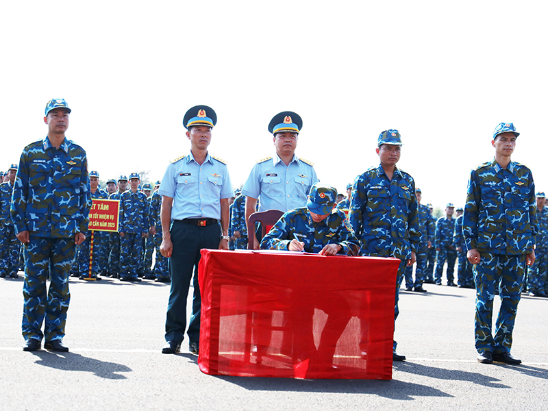 Các đơn vị trong quân chủng Phòng không - Không quân tổ chức Lễ ra quân huấn luyện năm 2025 và phát động đợt thi đua cao điểm