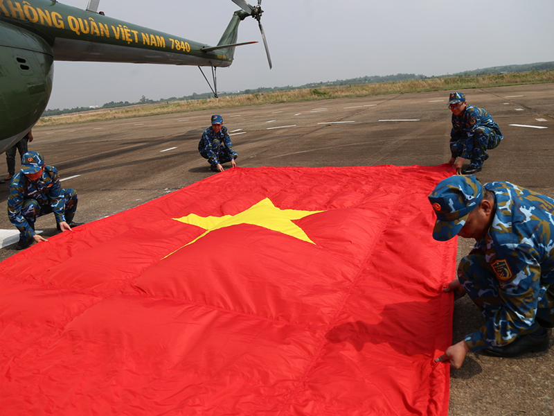 Trực thăng luyện tập bay treo cờ trên Sân bay biên Hòa
