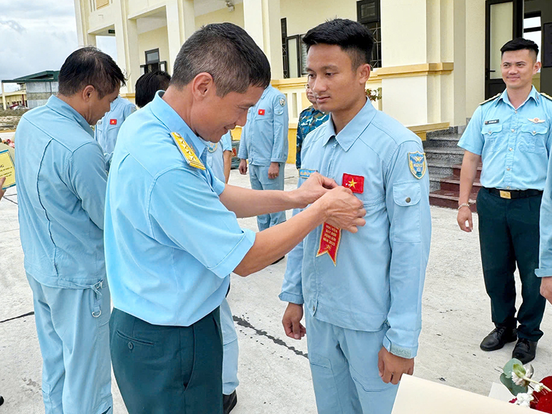 Trung đoàn Không quân 910 tổ chức ban bay đơn thành công cho học viên khóa 49