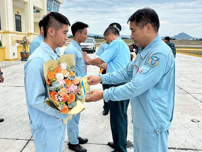 Trung đoàn Không quân 910 tổ chức ban bay đơn thành công cho học viên khóa 49