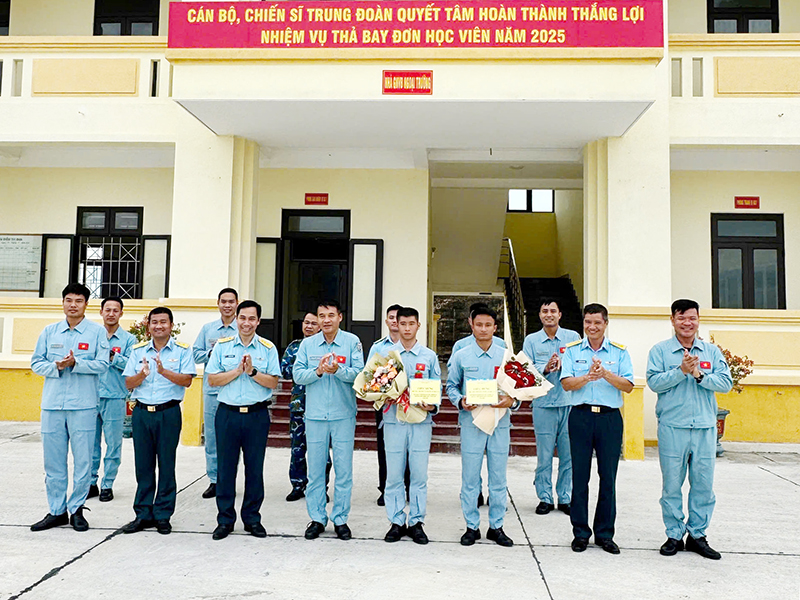 Trung đoàn Không quân 910 tổ chức ban bay đơn thành công cho học viên khóa 49