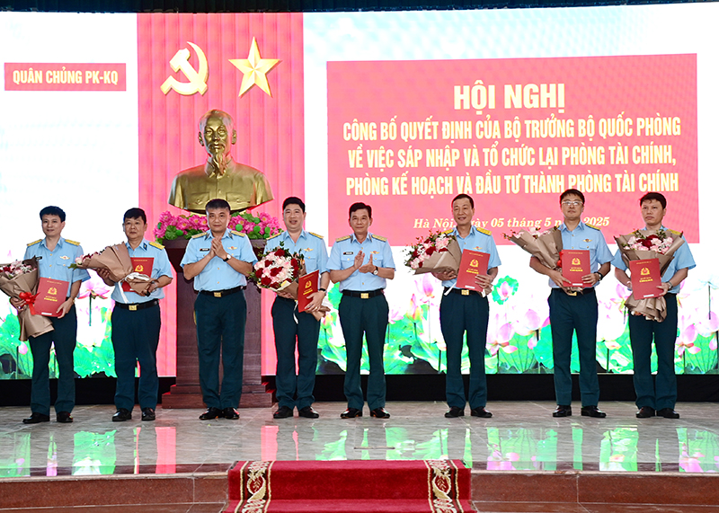 Quân chủng Phòng không - Không quân công bố Quyết định của Bộ trưởng Bộ Quốc phòng về việc sáp nhập, tổ chức lại Phòng Tài chính, Phòng Kế hoạch và Đầu tư thành Phòng Tài chính
