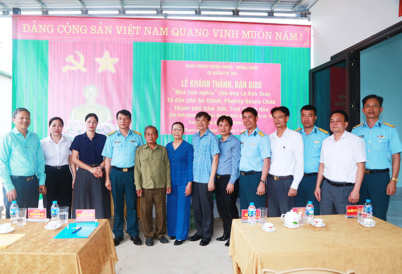Sư đoàn Phòng không 363 bàn giao “Nhà tình nghĩa” và “Nhà đại đoàn kết” tặng các gia đình trên địa bàn tỉnh Thanh Hóa