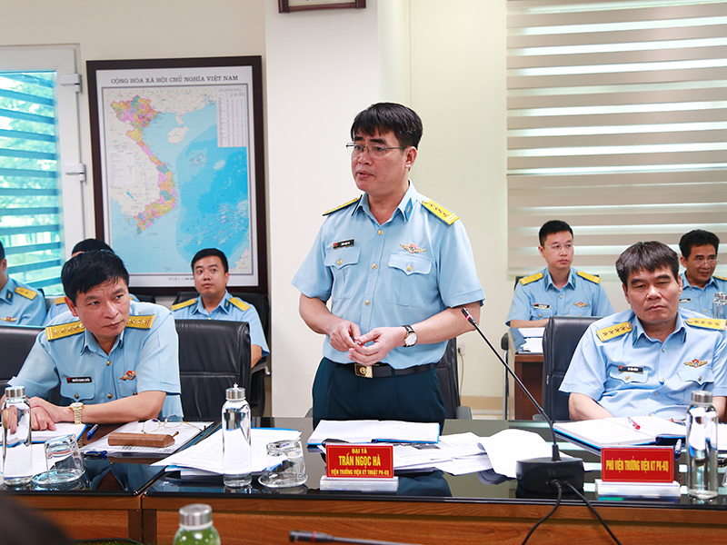 Thượng tướng Lê Huy Vịnh - Thứ trưởng Bộ Quốc phòng kiểm tra Viện Kỹ thuật PK-KQ