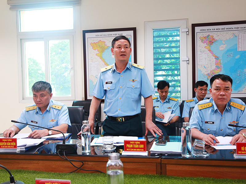 Thượng tướng Lê Huy Vịnh - Thứ trưởng Bộ Quốc phòng kiểm tra Viện Kỹ thuật PK-KQ
