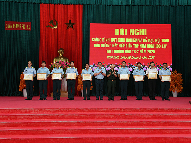 Quân chủng Phòng không-Không quân bế mạc Hội thao dẫn đường, đánh chặn mục tiêu trên không kết hợp diễn tập ném bom học tập tại Trường bắn TB-2 năm 2025