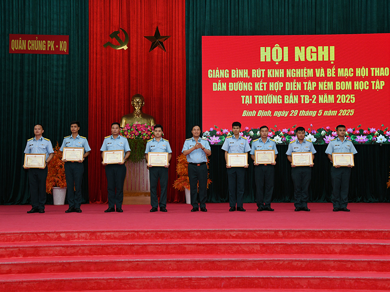 Quân chủng Phòng không-Không quân bế mạc Hội thao dẫn đường, đánh chặn mục tiêu trên không kết hợp diễn tập ném bom học tập tại Trường bắn TB-2 năm 2025