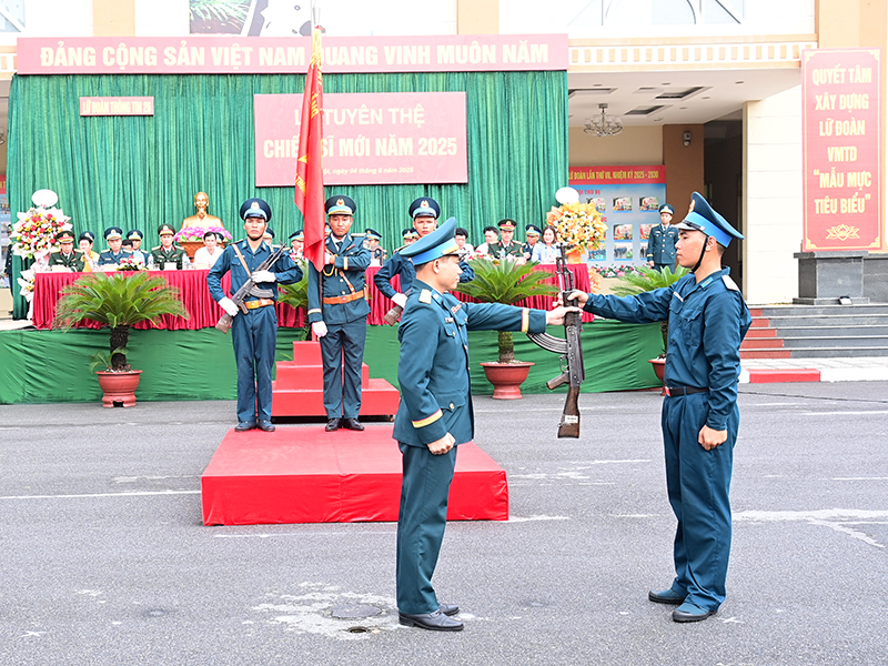 Các đơn vị trong Quân chủng Phòng không - Không quân tổ chức Lễ tuyên thệ chiến sĩ mới năm 2025