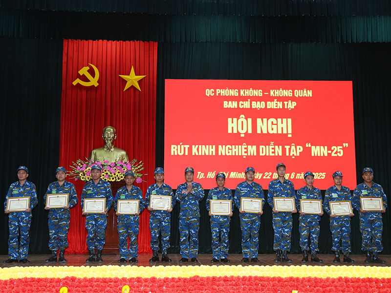 Quân chủng Phòng không - Không quân rút kinh nghiệm Diễn tập Chỉ huy - Tham mưu 1 bên 2 cấp trên bản đồ có một phần thực binh cho các đơn vị khu vực Miền Nam, Nam Trung Bộ