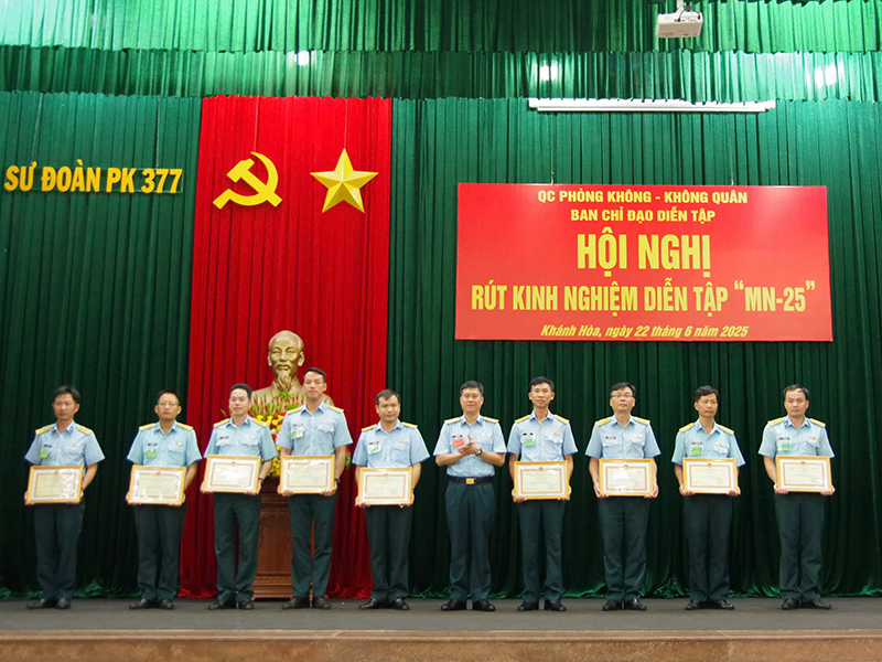 Quân chủng Phòng không - Không quân rút kinh nghiệm Diễn tập Chỉ huy - Tham mưu 1 bên 2 cấp trên bản đồ có một phần thực binh cho các đơn vị khu vực Miền Nam, Nam Trung Bộ