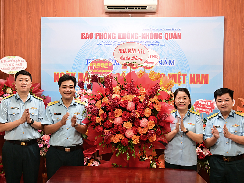 Các cơ quan, đơn vị trong Quân chủng Phòng không- Không quân chúc mừng Báo Phòng không - Không quân nhân dịp kỷ niệm 100 năm Ngày Báo chí Cách mạng Việt Nam