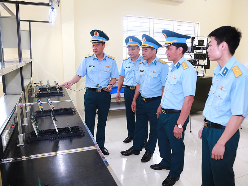 Quân chủng Phòng không - Không quân kiểm tra công tác phát triển khoa học, công nghệ, đổi mới sáng tạo, chuyển đổi số, thực hiện Đề án 06 và cải cách hành chính tại các đơn vị