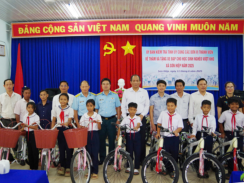 Trường Sĩ quan Không quân trao tặng xe đạp cho học sinh có hoàn cảnh khó khăn trên địa bàn huyện Khánh Sơn, tỉnh Khánh Hòa