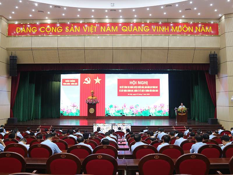Quân chủng Phòng không - Không quân sơ kết công tác huấn luyện chiến đấu, bảo đảm an toàn bay và xây dựng chính quy, quản lý kỷ luật 6 tháng đầu năm 2025