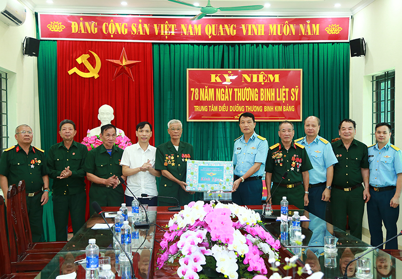 Quân chủng Phòng không - Không quân thăm, tặng quà các trung tâm điều dưỡng thương binh