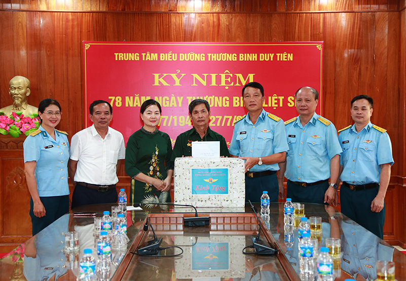 Quân chủng Phòng không - Không quân thăm, tặng quà các trung tâm điều dưỡng thương binh