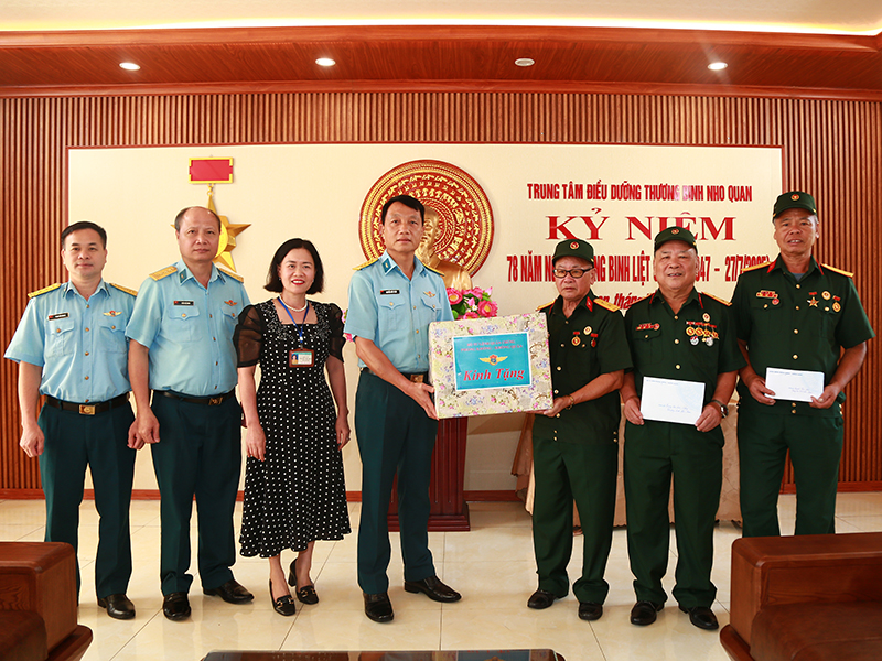 Quân chủng Phòng không - Không quân thăm, tặng quà các trung tâm điều dưỡng thương binh