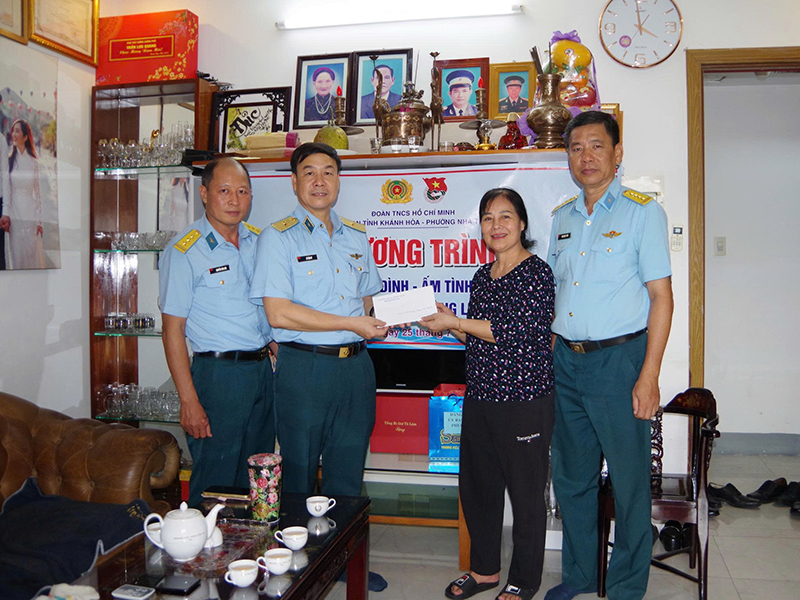 Trường Sĩ quan Không quân thăm và tặng quà các gia đình chính sách