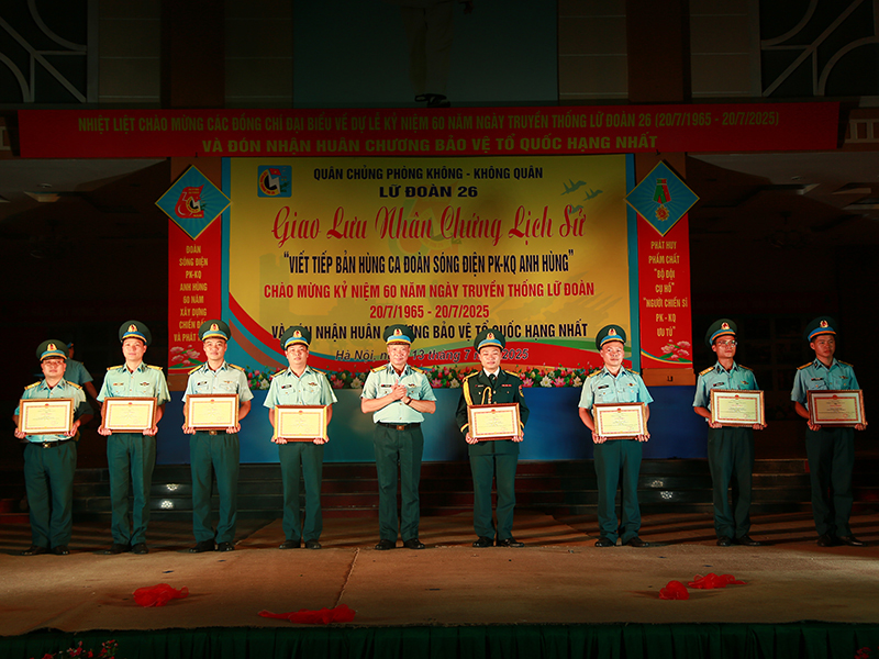 Lữ đoàn Thông tin 26 tổ chức Chương trình giao lưu nhân chứng lịch sử với chủ đề “Viết tiếp bản hùng ca Đoàn Sóng điện PK-KQ Anh hùng”