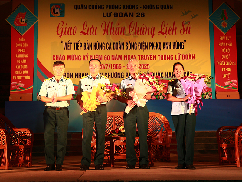 Lữ đoàn Thông tin 26 tổ chức Chương trình giao lưu nhân chứng lịch sử với chủ đề “Viết tiếp bản hùng ca Đoàn Sóng điện PK-KQ Anh hùng”