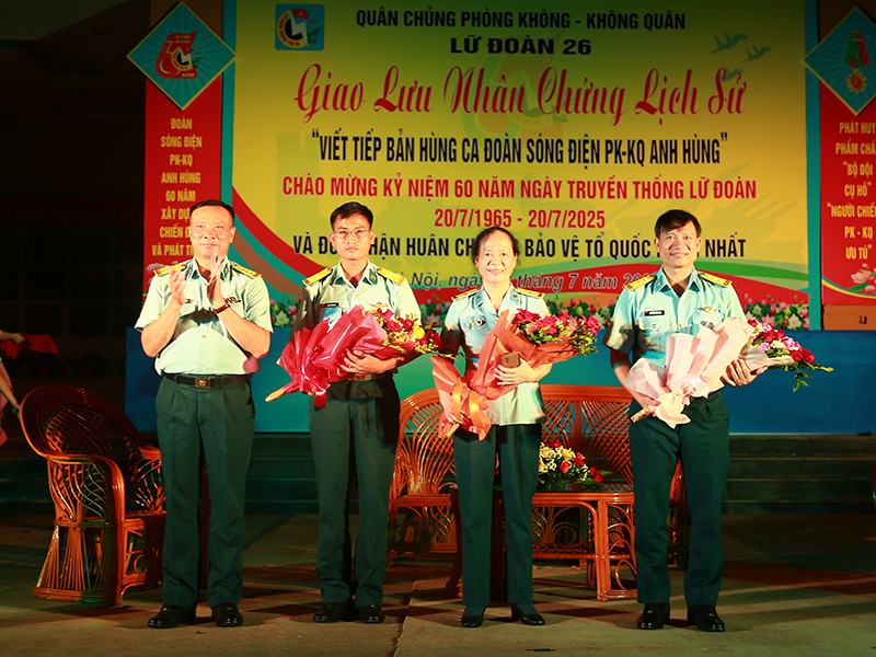 Lữ đoàn Thông tin 26 tổ chức Chương trình giao lưu nhân chứng lịch sử với chủ đề “Viết tiếp bản hùng ca Đoàn Sóng điện PK-KQ Anh hùng”