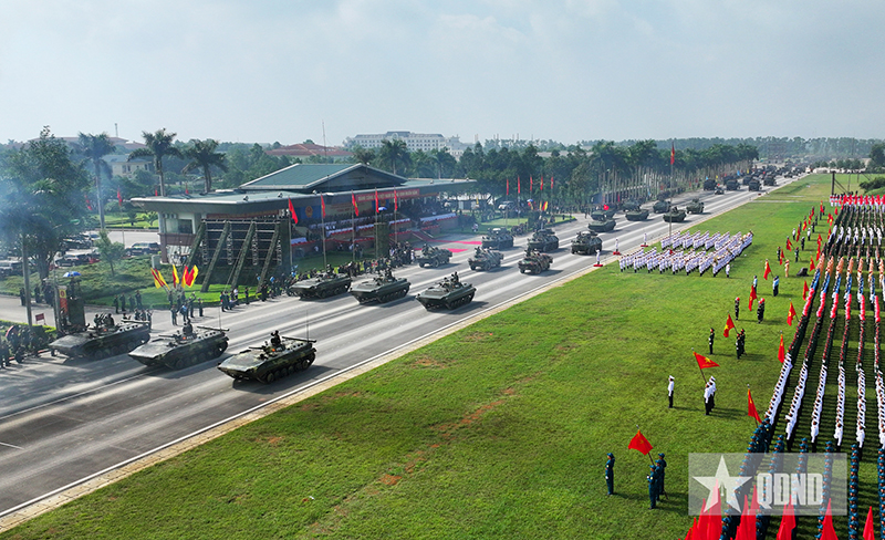 Dàn khí tài hiện đại của Quân đội tham gia tổng hợp luyện diễu binh, diễu hành