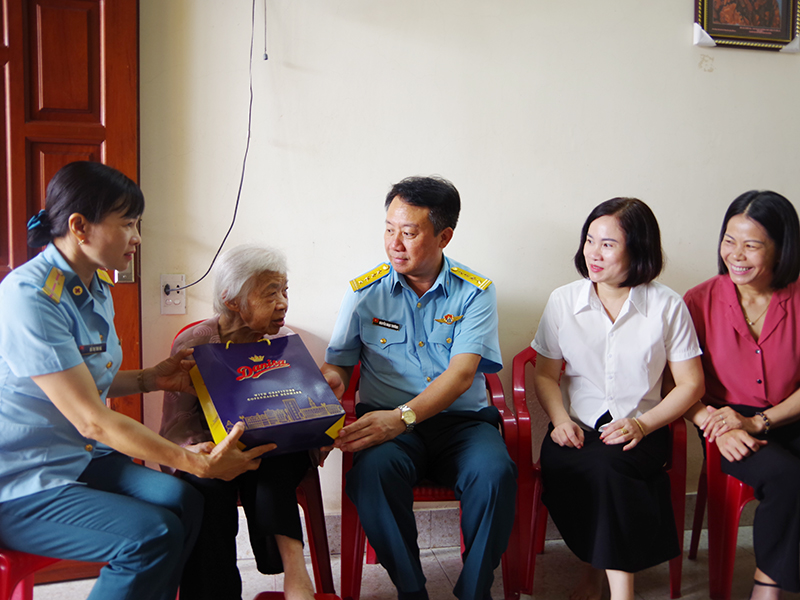 Sư đoàn 363 thăm và tặng quà các gia đình chính sách trên địa bàn Thành phố Hải Phòng