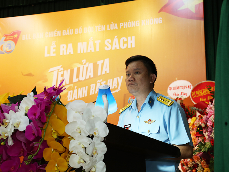 Ban liên lạc Bạn chiến đấu Bộ đội Tên lửa Phòng không ra mắt sách “Tên lửa ta đánh rất hay”.