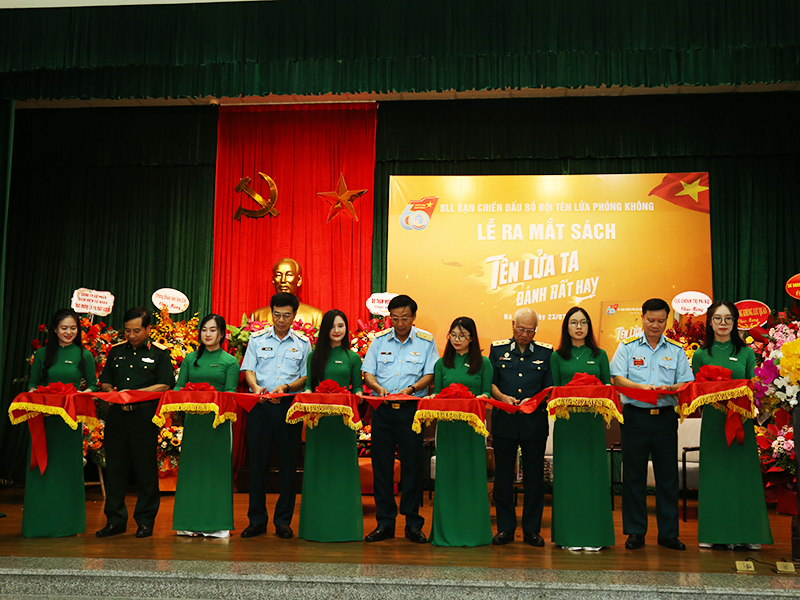 Ban liên lạc Bạn chiến đấu Bộ đội Tên lửa Phòng không ra mắt sách “Tên lửa ta đánh rất hay”.