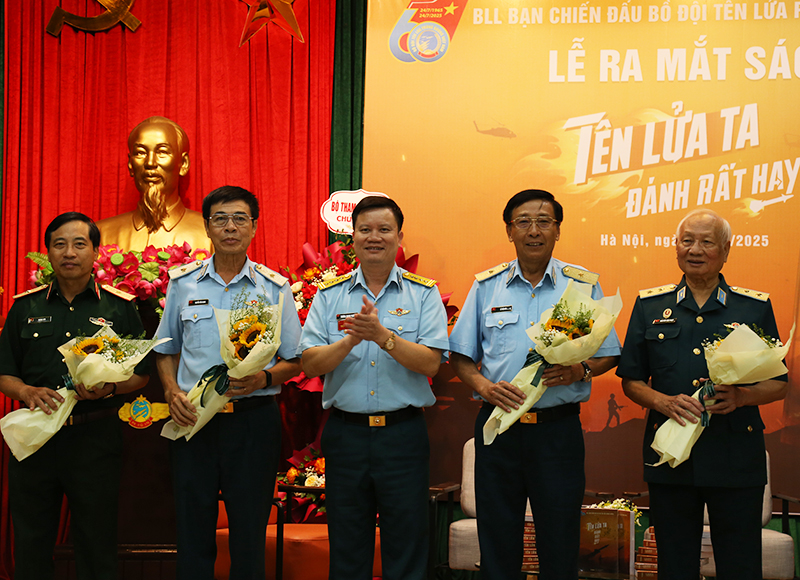 Ban liên lạc Bạn chiến đấu Bộ đội Tên lửa Phòng không ra mắt sách “Tên lửa ta đánh rất hay”.
