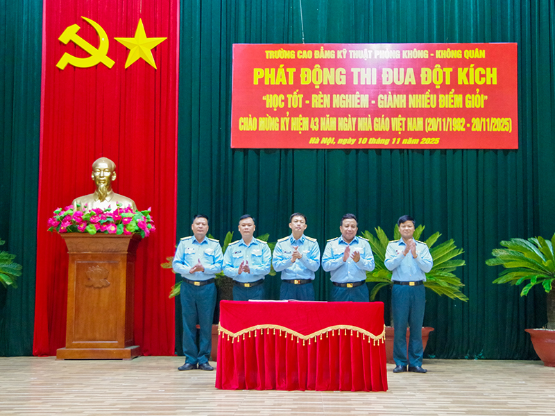 Trường Cao đẳng Kỹ thuật PK-KQ phát động thi đua đột kích “Học tốt - Rèn nghiêm - Giành nhiều điểm giỏi”