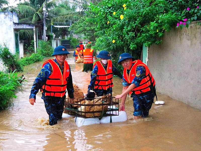 Trung đoàn Không quân 937 giúp nhân dân tỉnh Khánh Hòa khắc phục hậu quả mưa lũ